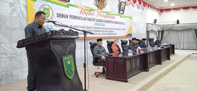 Dodi Irawan SHI saat menyampaikan hasil pembahasan RAPBD 2023 di hadapan pimpinan dan anggota DPRD, Bupati dan Wabup Inhu serta undangan yang hadir, Rabu (30/11/2022).